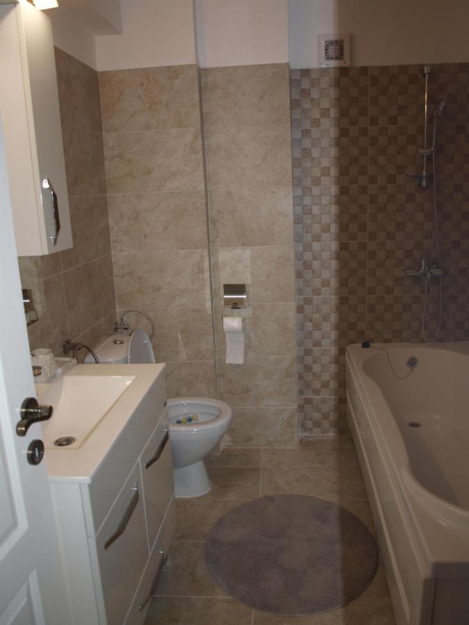 Amavera Apartment Târgu Jiu Buitenkant foto