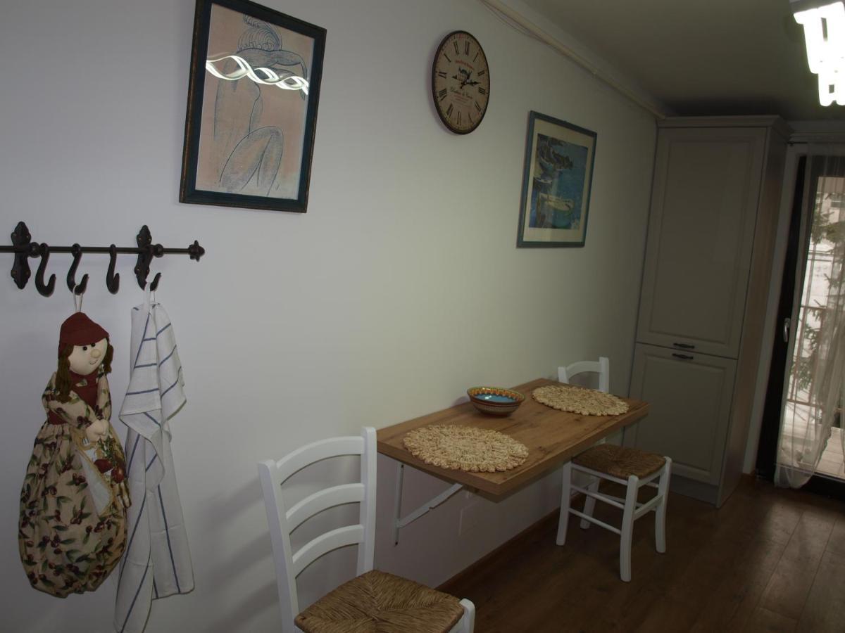 Amavera Apartment Târgu Jiu Buitenkant foto